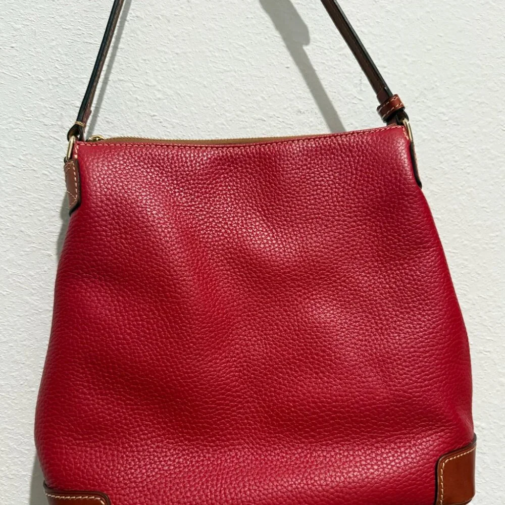 🔥 Dooney & Bourke Red Pebble Leather Shoulder Bag – A Bold Classic 🔥 - Picture 3 of 7